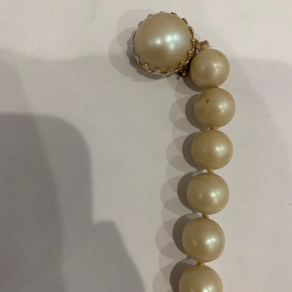 Vintage Faux pearl necklace. - Picture 8 of 9